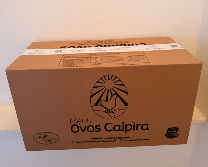 Caixa de papelão Meus Ovos Caipira fechada, com logo, SISP e AVAL, como o pedido chega na sua loja